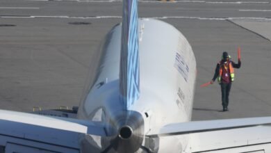 تسجيل-يلتقط-لحظة-تحبس-الأنفاس-لحادث-خطير-كاد-يقع-بين-طائرتين-في-مطار-بنيويورك
